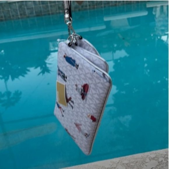 Michael Kors Jet Set Girls Wristlet Trio - Picture 3 of 15